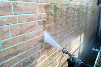 外壁の高圧洗浄作業中の様子